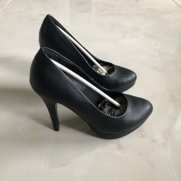 Black Heels - Picture 2 of 4